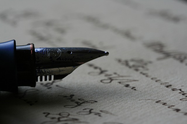 stylo plume posé sur une page d'écriture