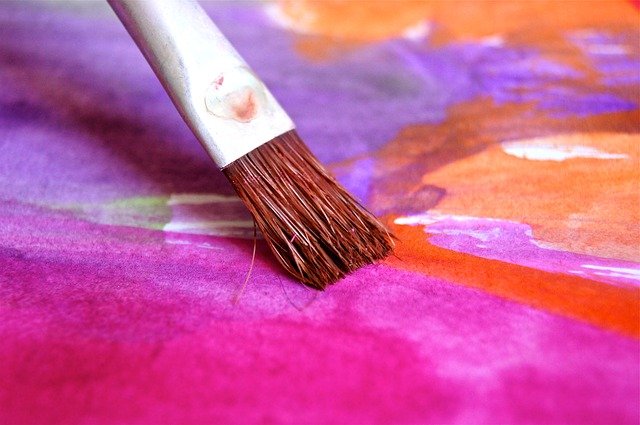 pinceau sur couleur rose violet
