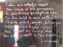 poème de Baudelaire sur une vitrine