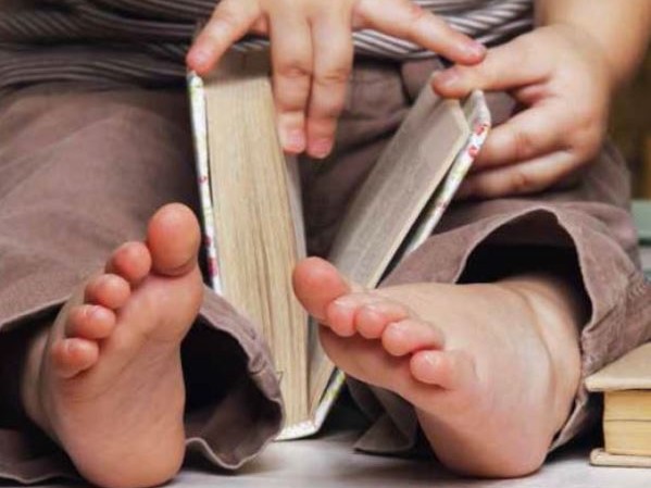 bébé qui lit un livre